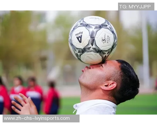 女孩们在绿茵场上展现风采踢足球的快乐与成长之路